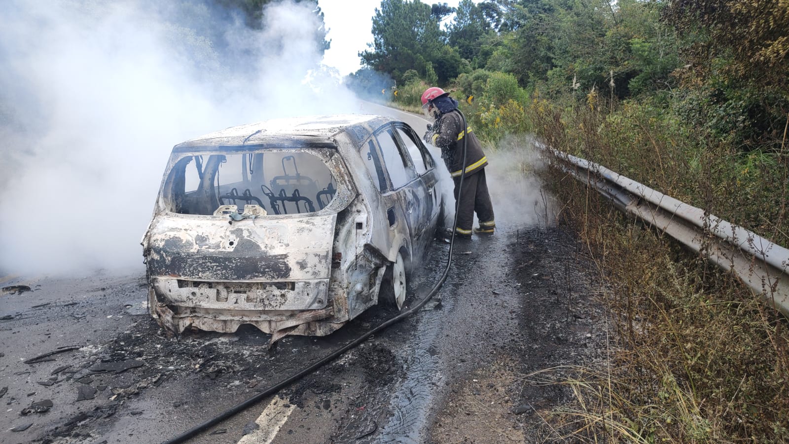 VÍDEO: carro pega fogo na ERS-400