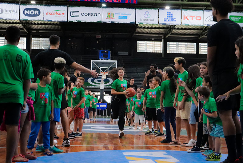 Atividades de recreação com atletas do UniCo levam alegria para crianças de projetos sociais