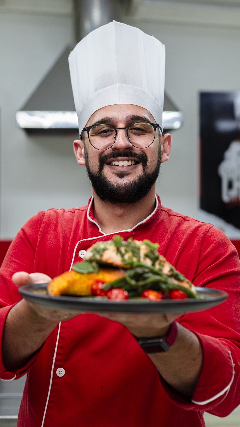 Jonathan Silveira é professor na Escola Chef Gourmet e é o responsável por elaborar e ensinar a receita deste mês no Caderno Elas