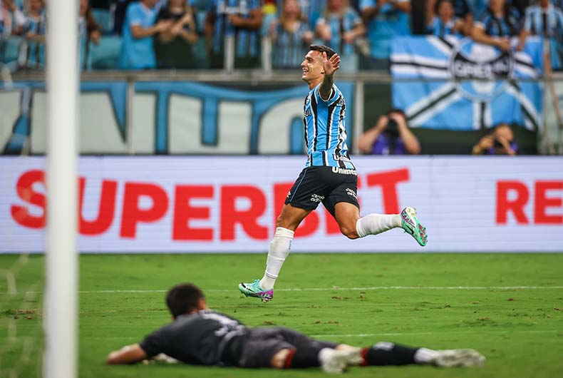 Grêmio confirma favoritismo, vence o Brasil de Pelotas e enfrenta o Caxias nas semifinais
