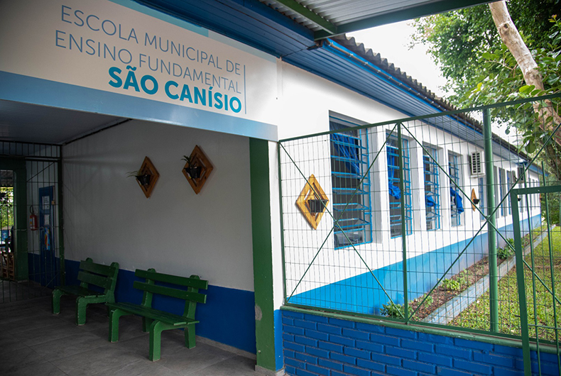 Revitalização da Emef São Canísio é entregue aos alunos do educandário