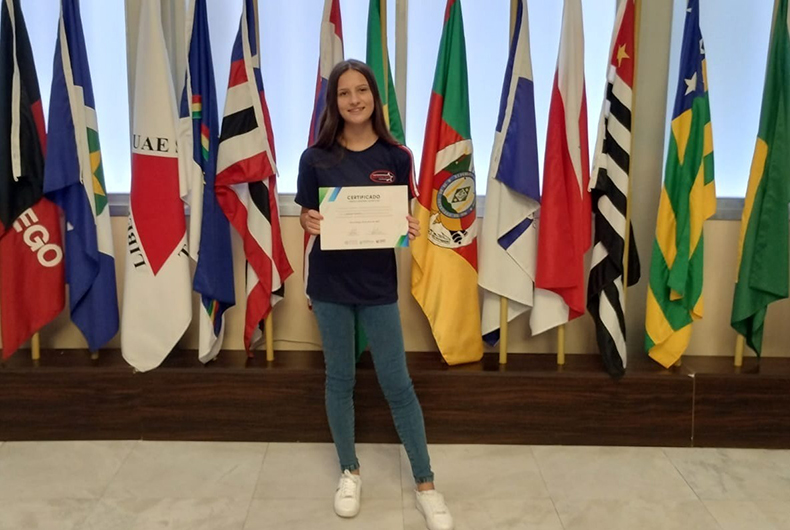 Estudante de Candelária recebe certificado de Prêmio Meninas Olímpicas