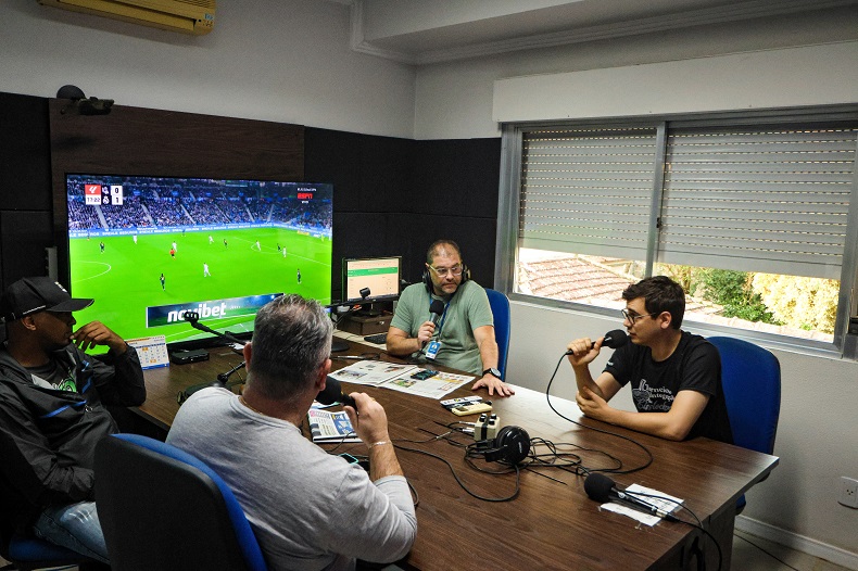 Programas esportivos, como o Deixa Que Eu Chuto, têm audiência em todo o Estado