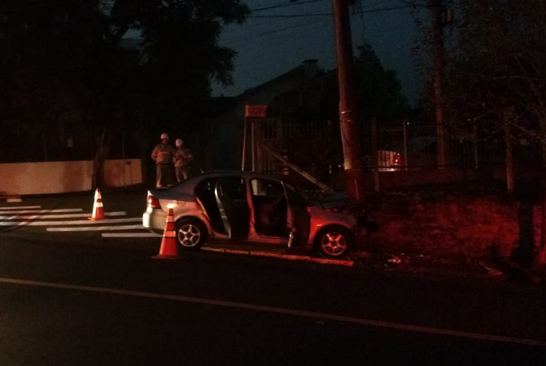 Acidente Rua do Moinho - poste de energia elétrica