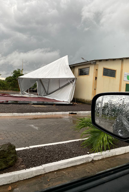 FOTOS: estrutura da Expocande é destruída pelo temporal