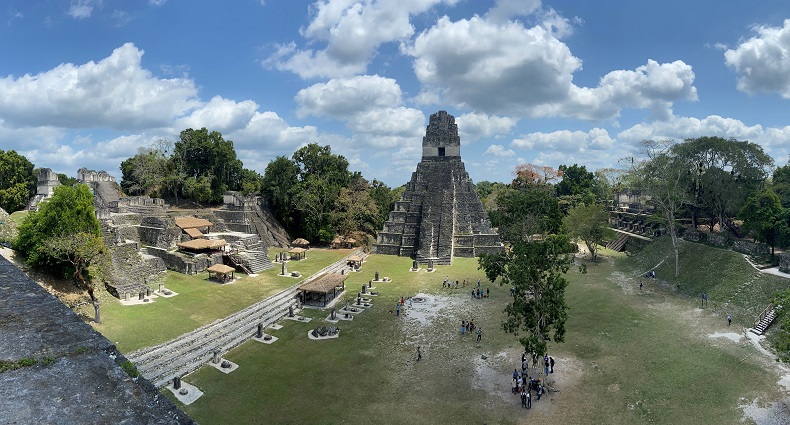 Cenário único: ruínas da civilização maia entre a fauna e a flora guatemaltecas