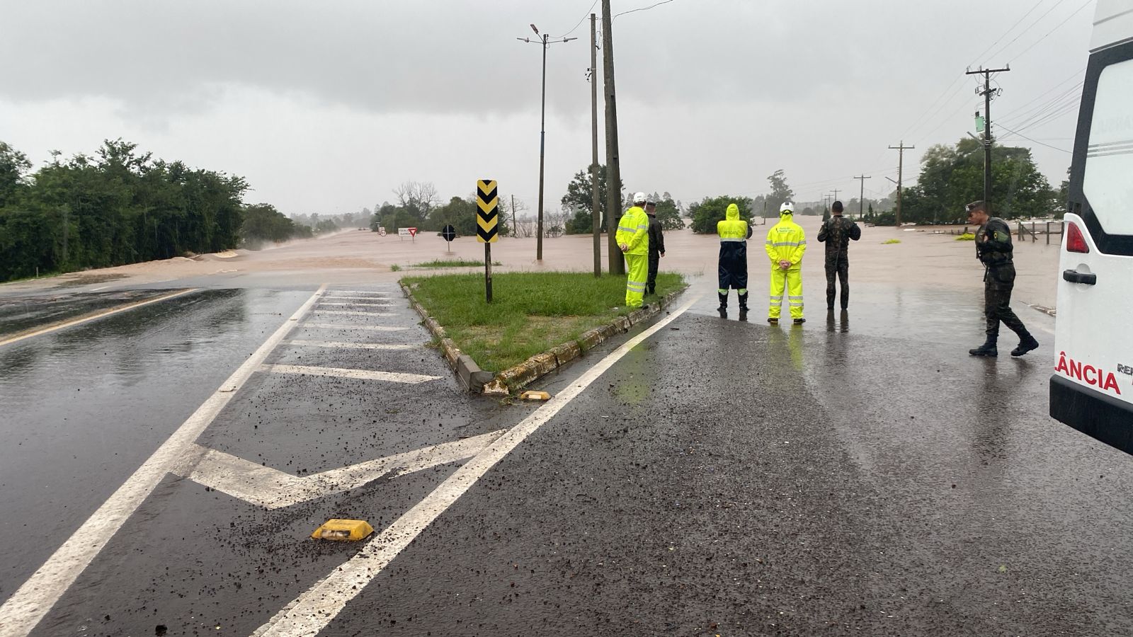 VÍDEO: Rio Pardo sai do leito e impede acesso à localidade de Linha do Rio em Candelária