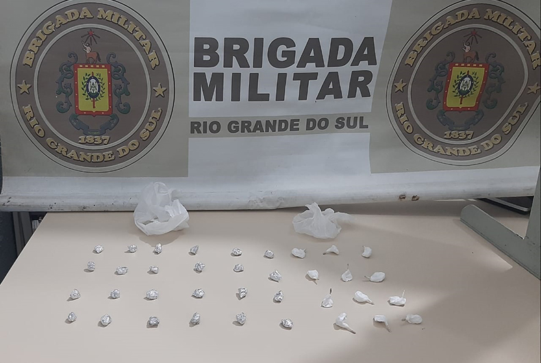 Mulher tenta se livrar de drogas, mas é presa pela Brigada Militar por tráfico