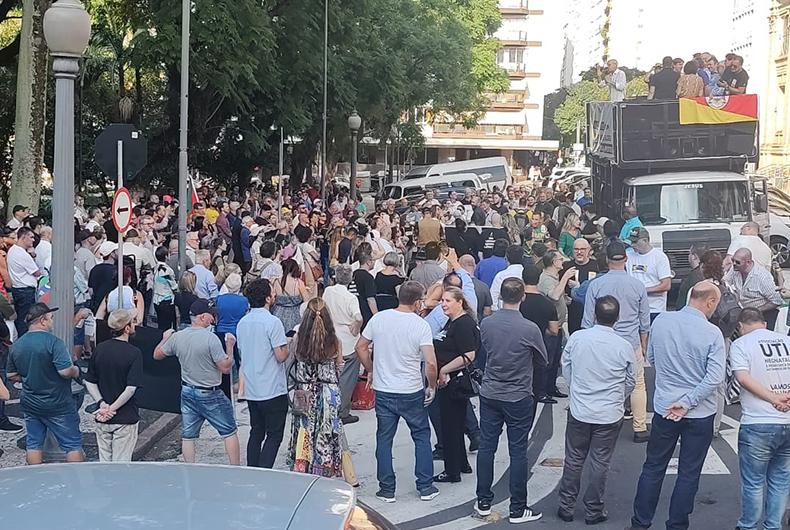 ACI Santa Cruz participa de protesto contra o aumento de impostos no RS