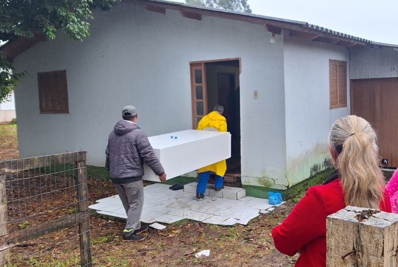 Rotary Cidade Alta entrega R$ 40 mil em móveis a famílias vítimas da enchente