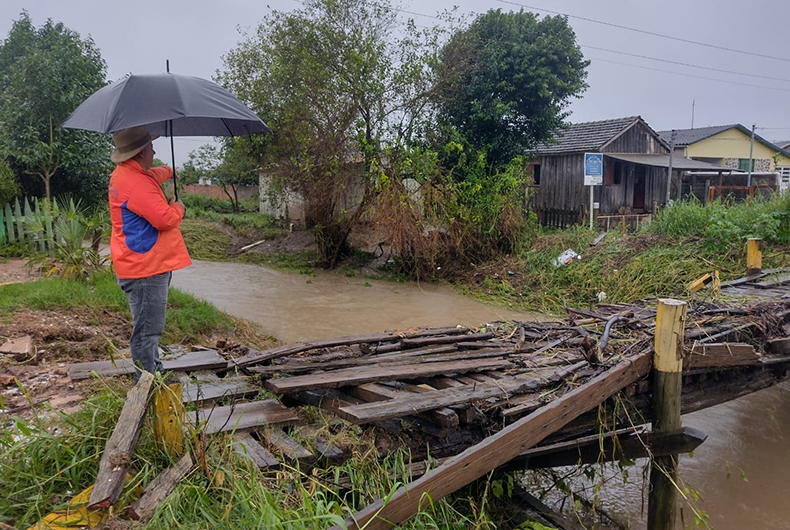 Enxurrada destrói pontilhões e prejudica acesso de moradores aos bairros de Pantano Grande