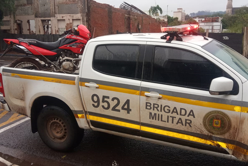 BM localiza moto furtada em frente ao 7º BIB e prende receptador