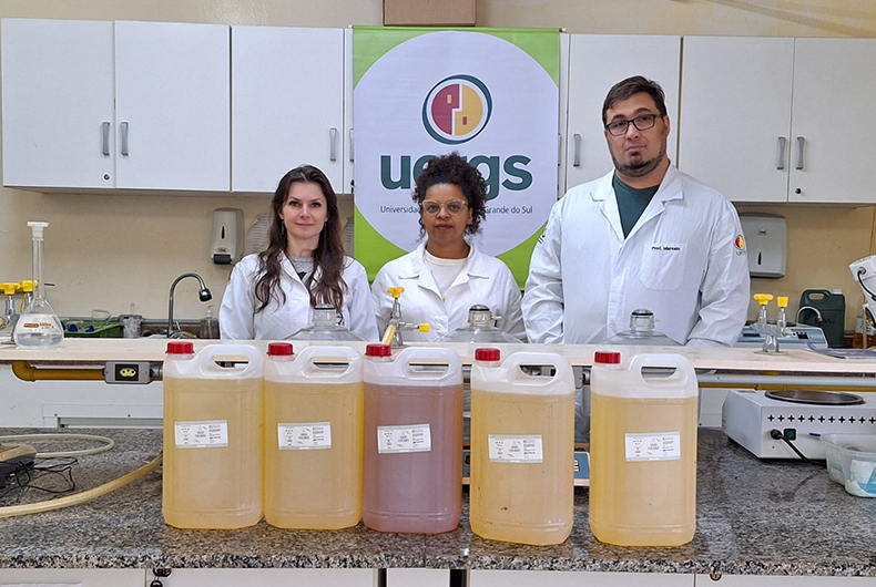 Detergente ecológico produzido pela Uergs auxilia atingidos pelas enchentes