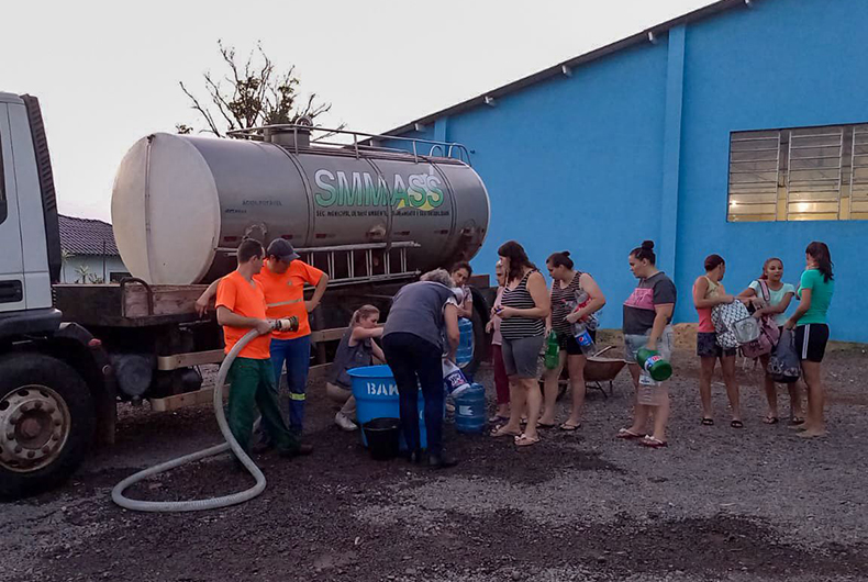 Caminhão-pipa da Prefeitura de Santa Cruz distribui água potável no Bairro Esmeralda