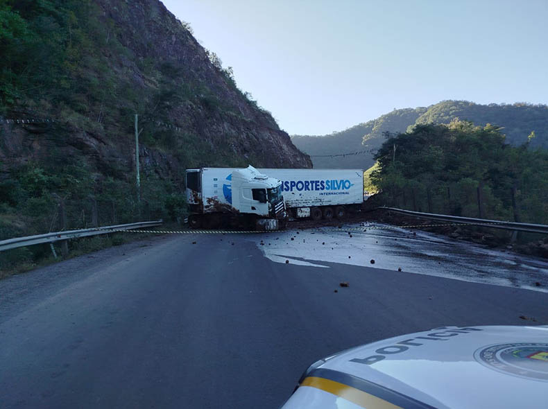 Condutor perde controle de caminhão e morre em acidente na RSC-153