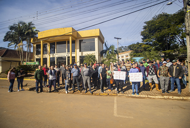 Moradores do interior de Sinimbu protestam por acesso a estradas e energia elétrica