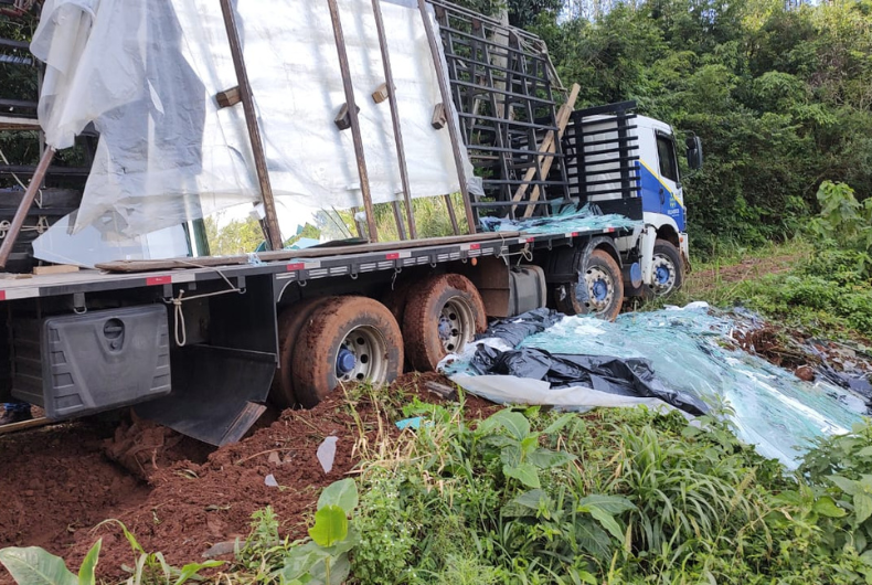 Caminhão carregado com vidro sai da pista na ERS-400