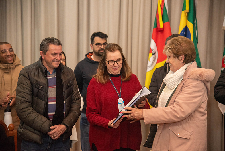 Prefeita Helena Hermany anuncia execução de quatro obras em Santa Cruz