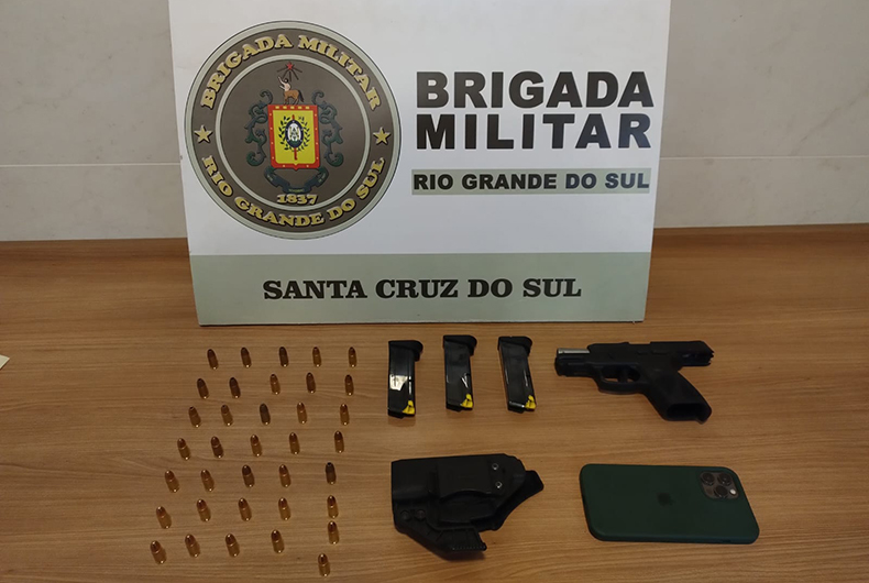 Homem que dirigia com pistola municiada na cintura é preso pela Brigada Militar