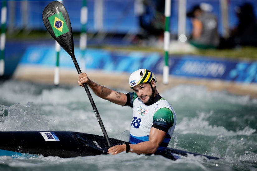 Pepê Gonçalves comete falta na primeira corrida, mas avança no caiaque cross
