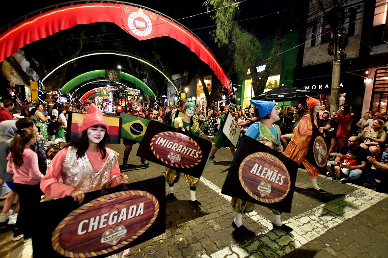 Tema do desfile fez alusão ao bicentenário da imigração alemã, apresentando os sonhos e memórias da infância dos imigrantes