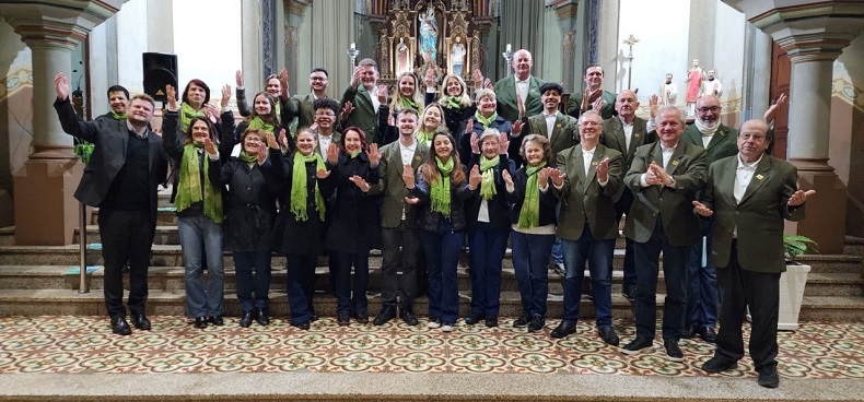 Criado no dia 17 de janeiro de 1995, o grupo conta atualmente com 32 integrantes