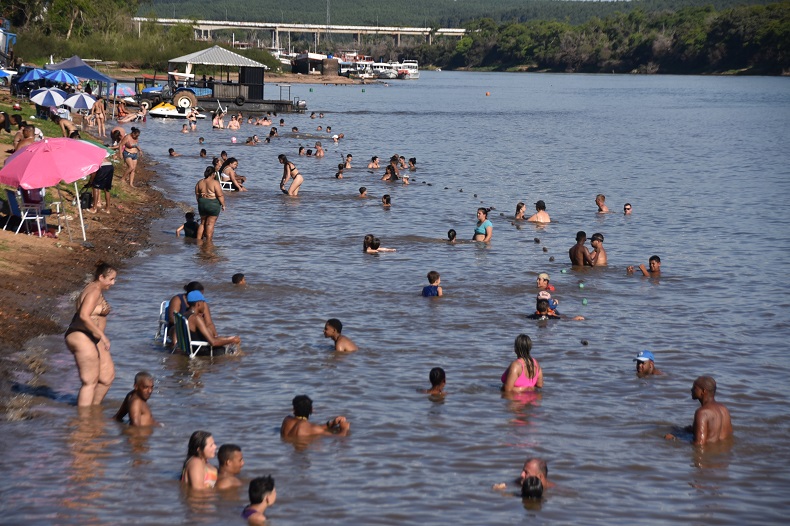 Domingo de calor levou grande número de banhistas à Praia dos Ingazeiros e ajudou a fomentar negócios nos bares e restaurantes