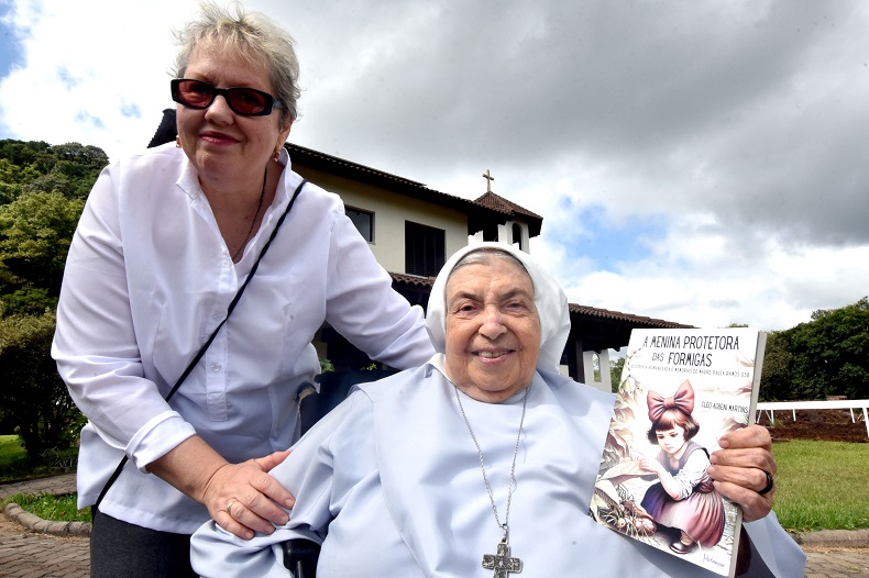 Cléo (à esquerda) e madre Paula, que foi presenteada por um livro sobre suas vivências