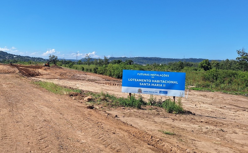 Área de quase 60 mil metros quadrados do Condomínio Santa Maria II receberá 144 casas. Empresa já deu início à terraplenagem