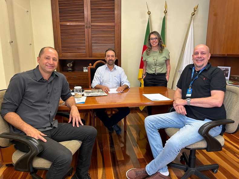 Preparativos: Daiton Mergen, prefeito Sérgio Moraes, Juliana Bach e Alexandre Cruxen