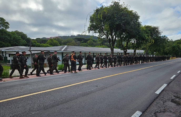 Recrutas fizeram trajeto carregando cerca de cinco quilos, entre armamento e munição