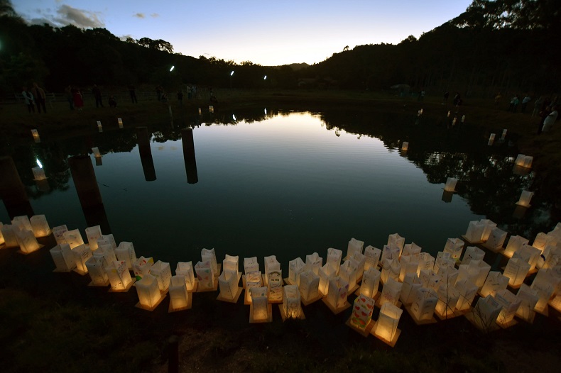 Lanternas foram decoradas com ilustrações e depois levadas até um lago. Público também encontrou opções de lazer e gastronomia