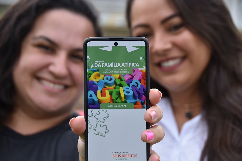 Criadora do manual, a advogada Adriele Vargas apresentou o conteúdo à artesã Sabrine