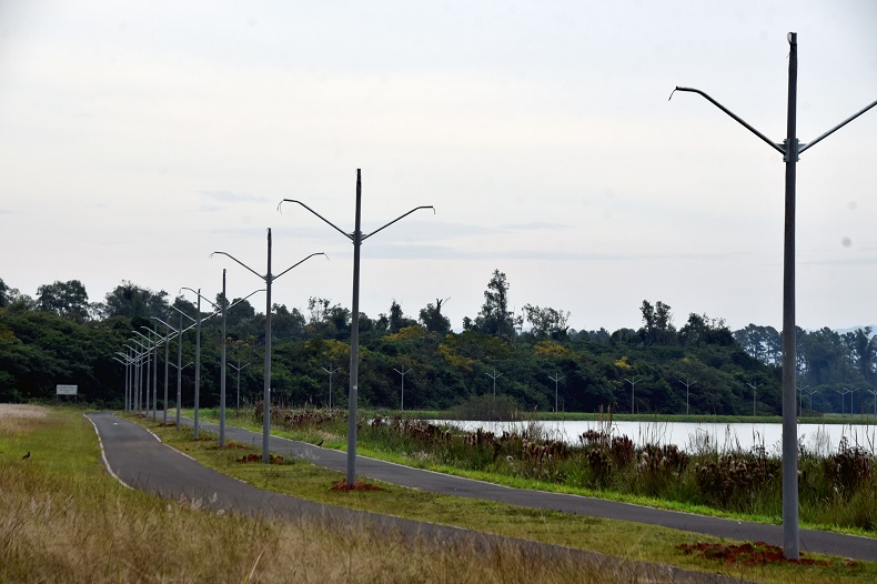 Dos 233 postes previstos no projeto, até o momento 80 foram instalados. Eles serão direcionados para o espelho d’água e à pista