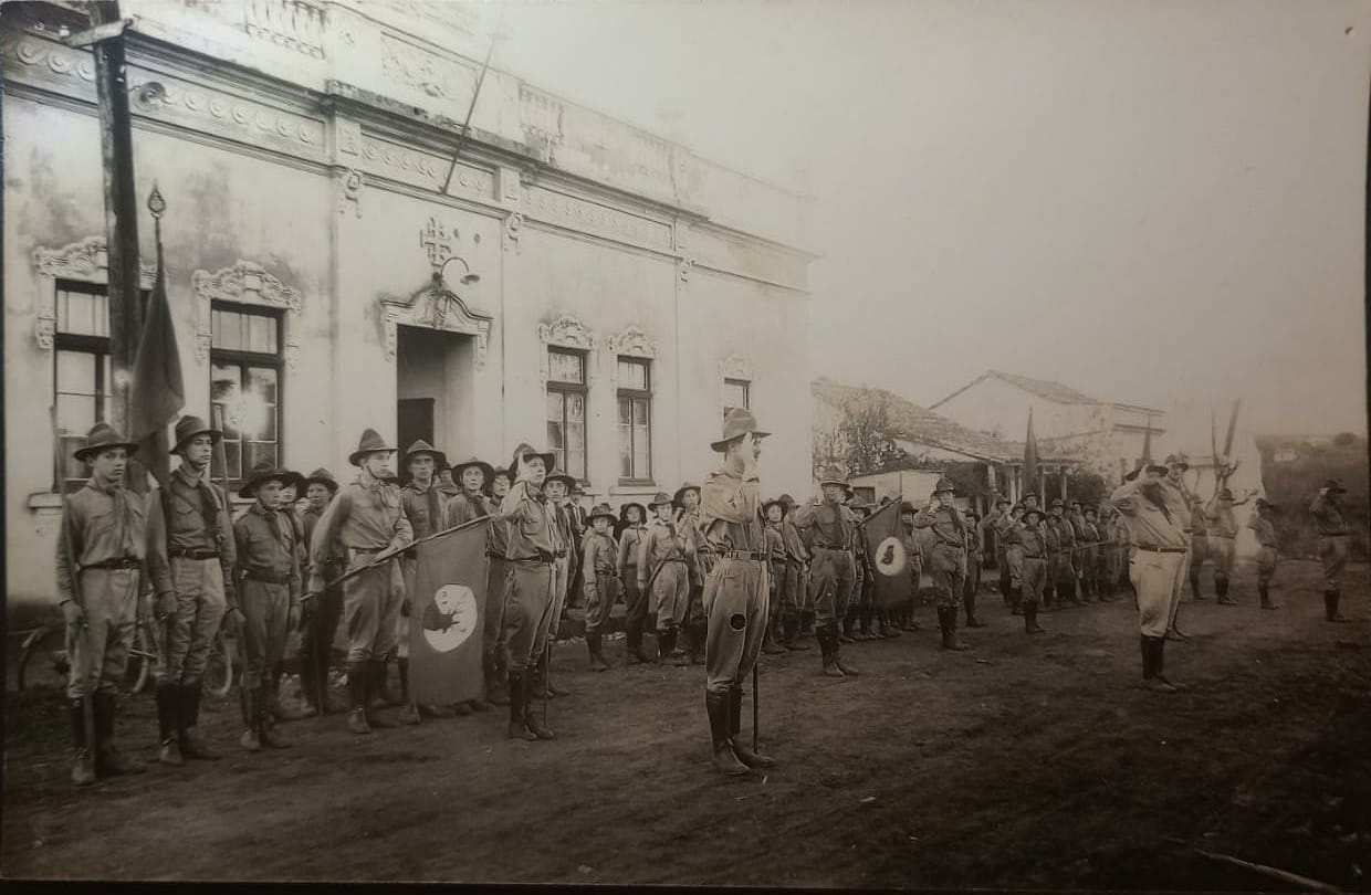 Fotografia mostra as atividades dos escoteiros de Santa Cruz do Sul no ano de 1928