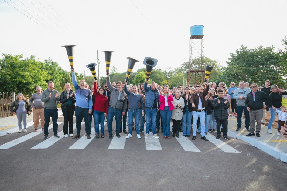 Comunidade celebrou intervenção que melhora trafegabilidade tanto na pista de rolamento quanto no passeio público - Foto: Rodrigo Ziebell/Ascom GVG