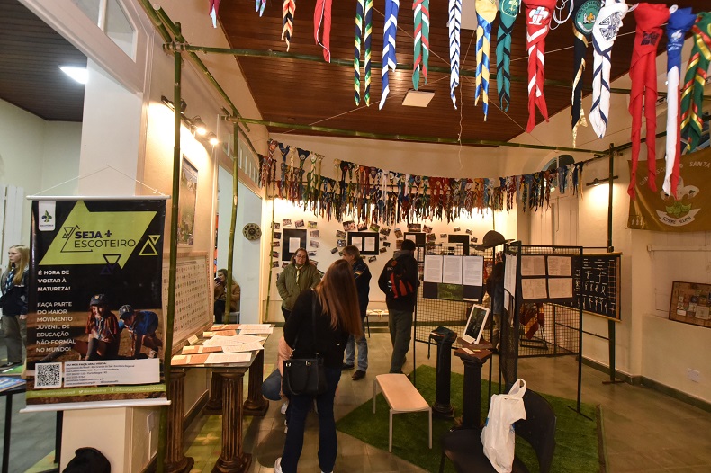 Lenços e objetos tradicionais do escotismo ajudam a contar a história do movimento