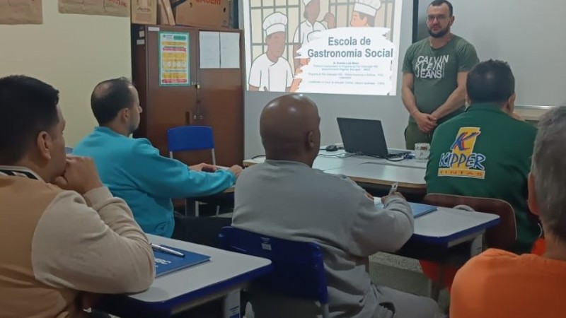 Apenados participam da aula inaugural do curso Escola de gastronomia - Foto: Divulgação/Polícia Penal