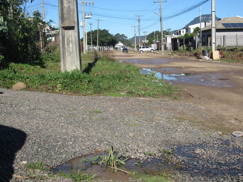 Após canos serem quebrados, esgoto passou a correr a céu aberto, o que dificulta acesso das pessoas especialmente quando chove