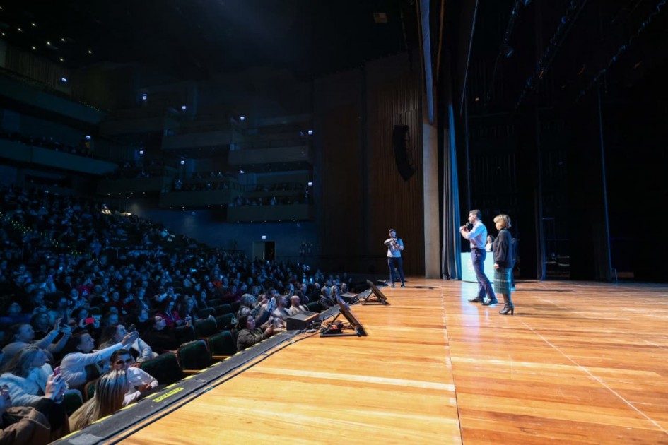 Dirigentes de escolas estaduais lotaram o Teatro Feevale, onde Eduardo Leite e a secretária Raquel detalham os programas - Foto: João Pedro Rodrigues/Secom