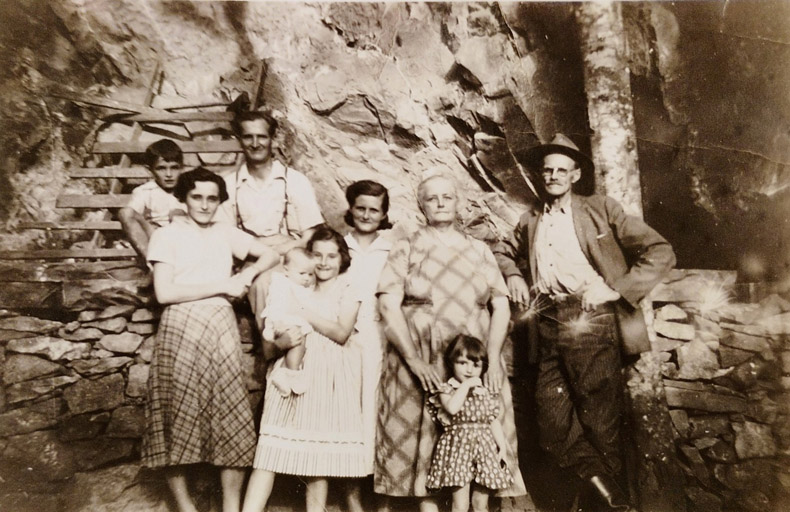 Família de Carlos Goettert. Ao fundo, está a furna onde hoje fica a Gruta de Lourdes