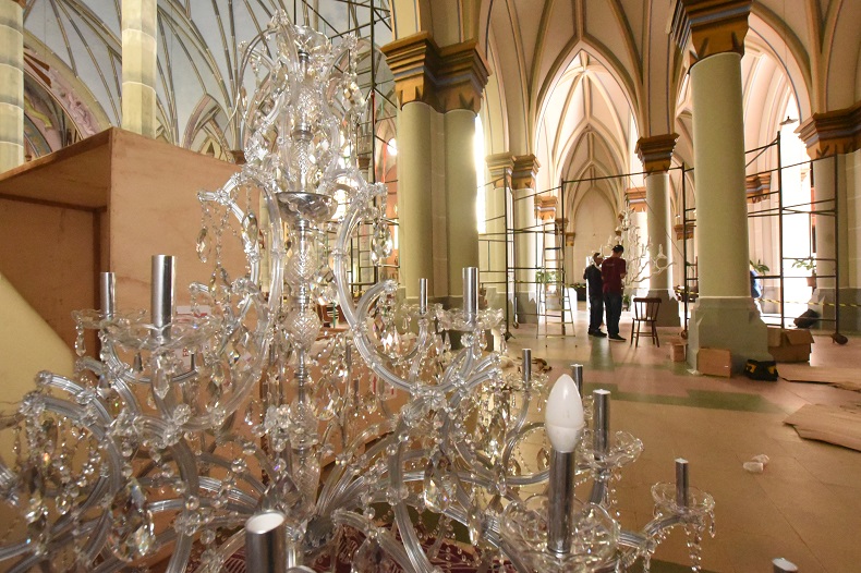 Seis unidades foram adquiridas para substituir as existentes. Além de proporcionar maior luminosidade, elas são mais econômicas