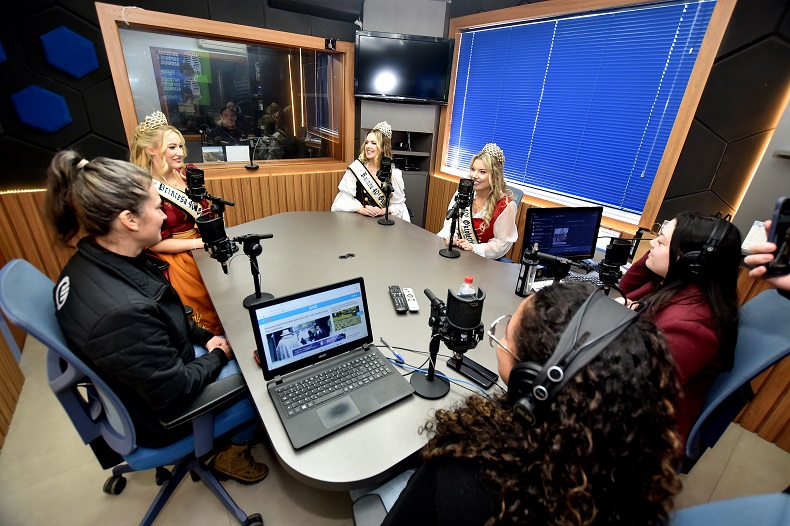 Nova corte visitou a Gazeta e falou com as jornalistas Cláudia Priebe, Paula Appolinario e Karoline Rosa no programa Chá da Uma