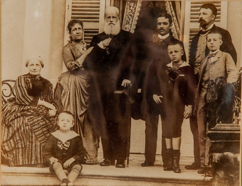 Família imperial deixou o Brasil em 1889. Dom Pedro II está de braços dados com a filha, a princesa Isabel