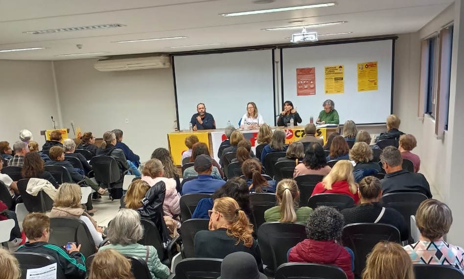 Profissionais da educação reuniram-se na sede do Sindicato dos Bancários, ontem