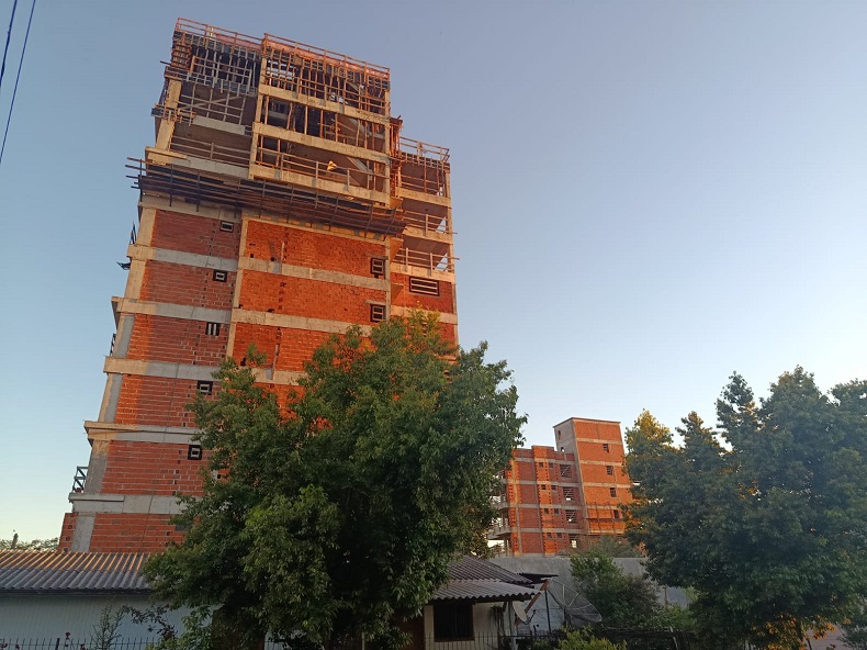 Obras avançam em diferentes pontos da cidade, com destaque para os novos prédios