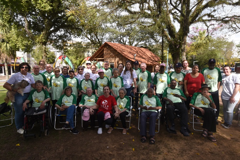 Passeio realizado na tarde de ontem contou com a participação de 20 idosos que acompanharam as atividades na Praça da Bandeira