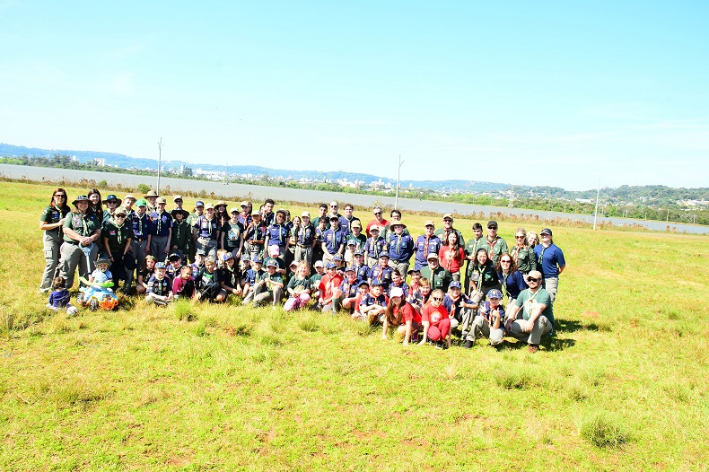 Integração entre os grupos ajudou a levar ainda mais verde para o entorno do lago que é responsável por abastecer Sant a Cruz