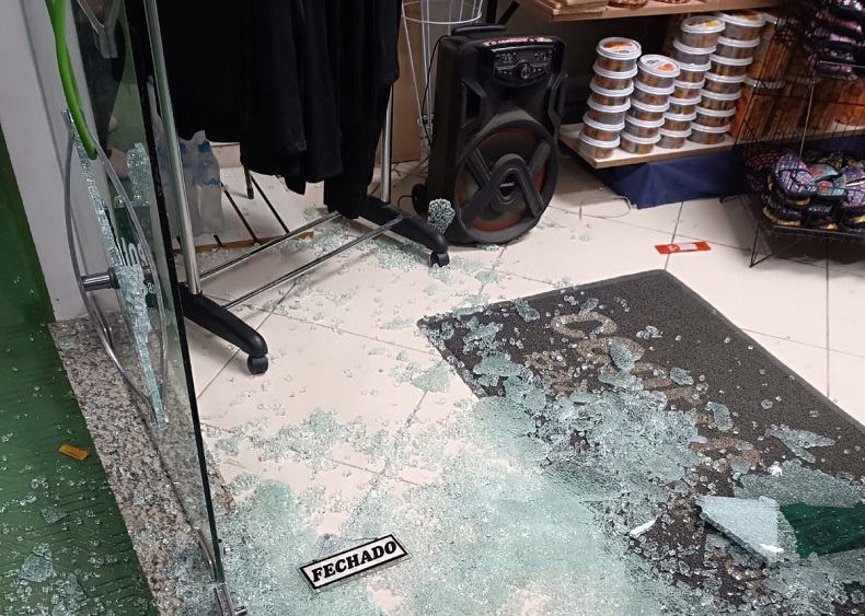 Dupla quebrou a porta de vidro da loja