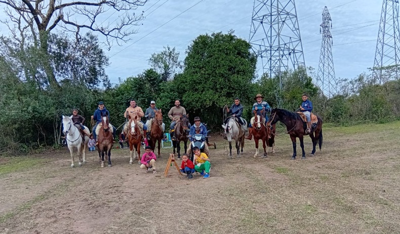 Moradores realizam os treinos aos fins de semana. Para isso, contam com um boi mecânico que é puxado por uma motocicleta